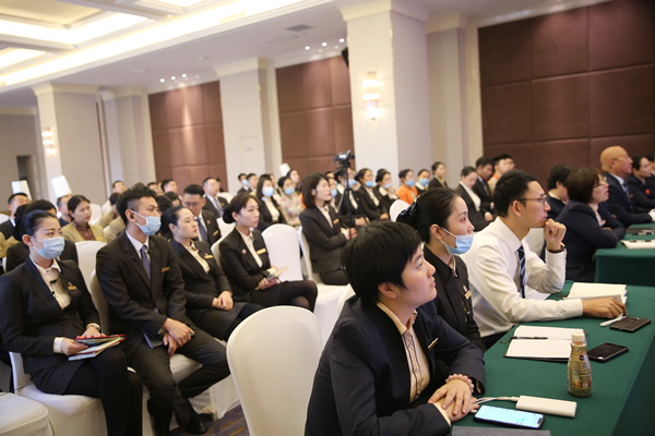 9.酒店家人認真聆聽_副本.jpg 9.酒店家人認真聆聽_副本.jpg